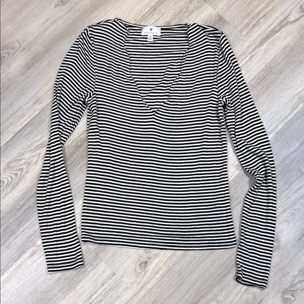 Socialite Scalloped V-Neck Micro Striped Soft Ribbed Knit Long Sleeve Blouse XS‎